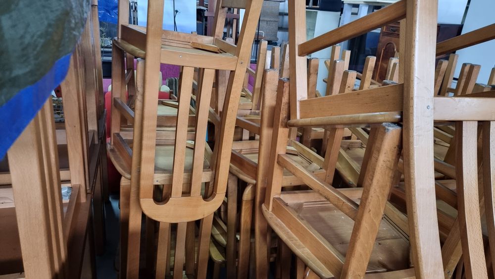 Lote completo de 22 Mesas e 44 Cadeiras