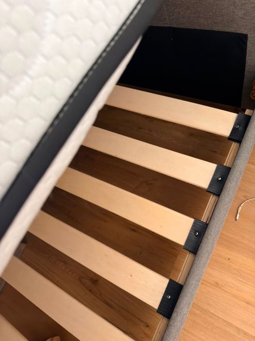 Cama, cabeceira e colchao