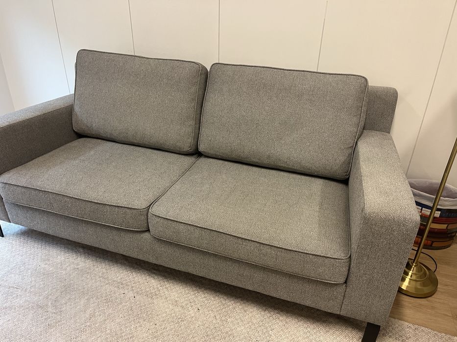 Sofá cinza-claro 4 lugares