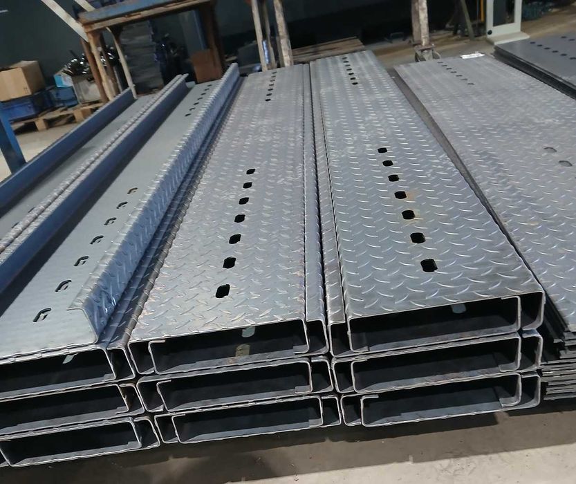 Blacha stalowa z otworami 4mm - panel do produkcji auto-lawet.