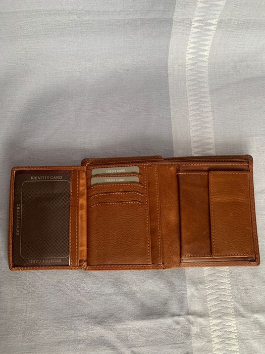 Шкіряний коричневий гаманець.