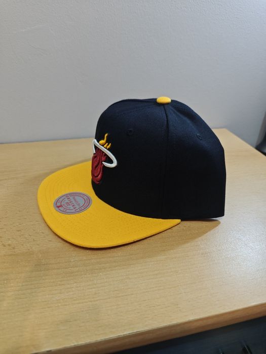 Miami Heat Core Basics Black/Yellow Snapback - Mitchell & Ness