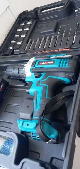 Parafusadora 18v nova na caixa, como as fotos mostram.