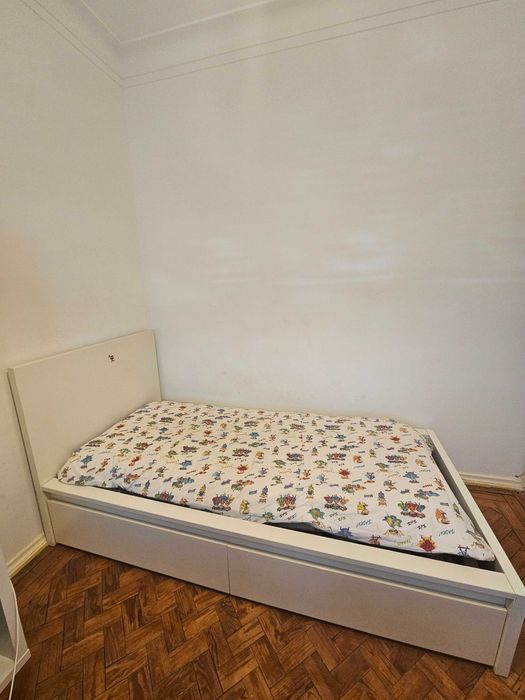 Cama com gavetas
