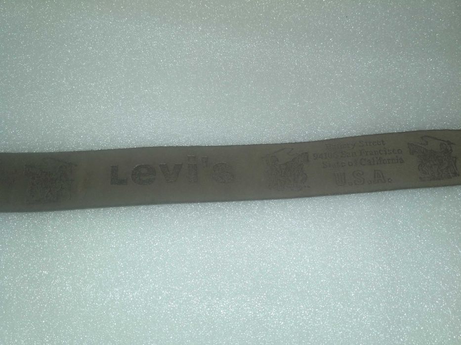 Ремни кожаные с пряжками. Пряжки.  Levi's