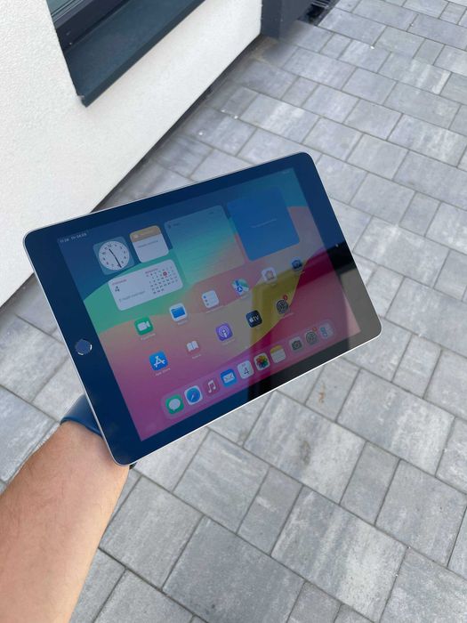Apple iPad 6th Gen A1893 — 32GB, Retina 9.7"