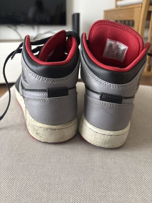 Nike Air Jordan 1 Mid "Light Smoke Grey".