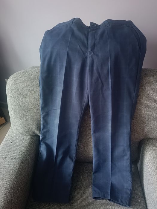 Granatowy garnitur w kratę