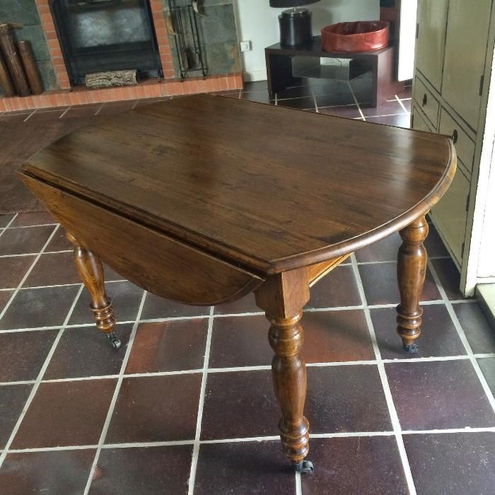 Mesa em madeira maciça de carvalho escurecido, 130cm diâmetro.