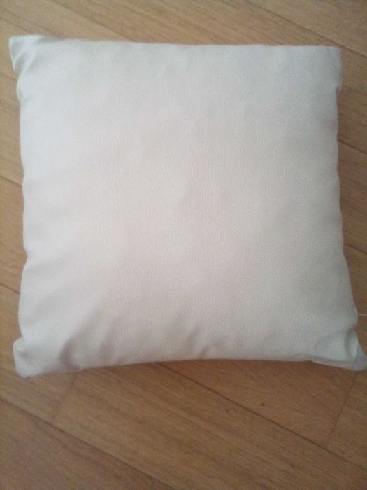 Almofada em pele sintética