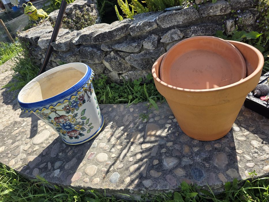 Varios vasos alguns de barro