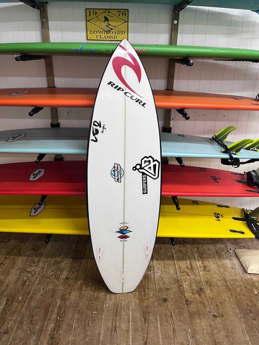 prancha de surf para competição em muito bom estado