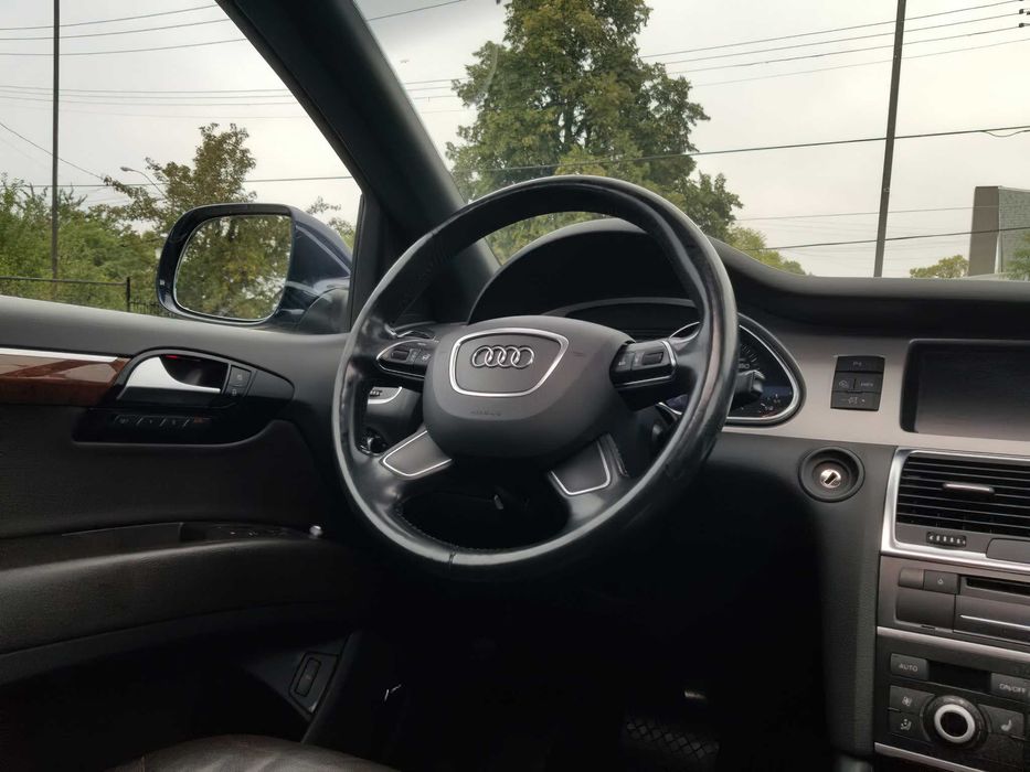 Audi Q7      2015