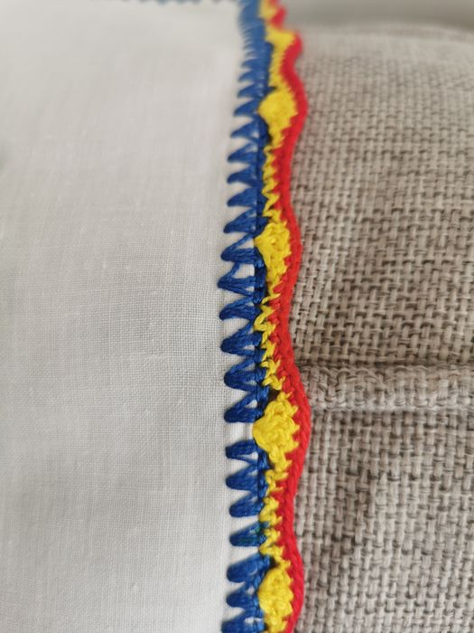 Lniany ręcznie haftowany bieżnik