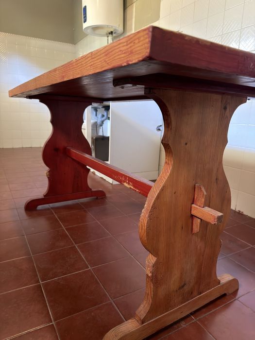 Mesa rústica com tampo de azulejo