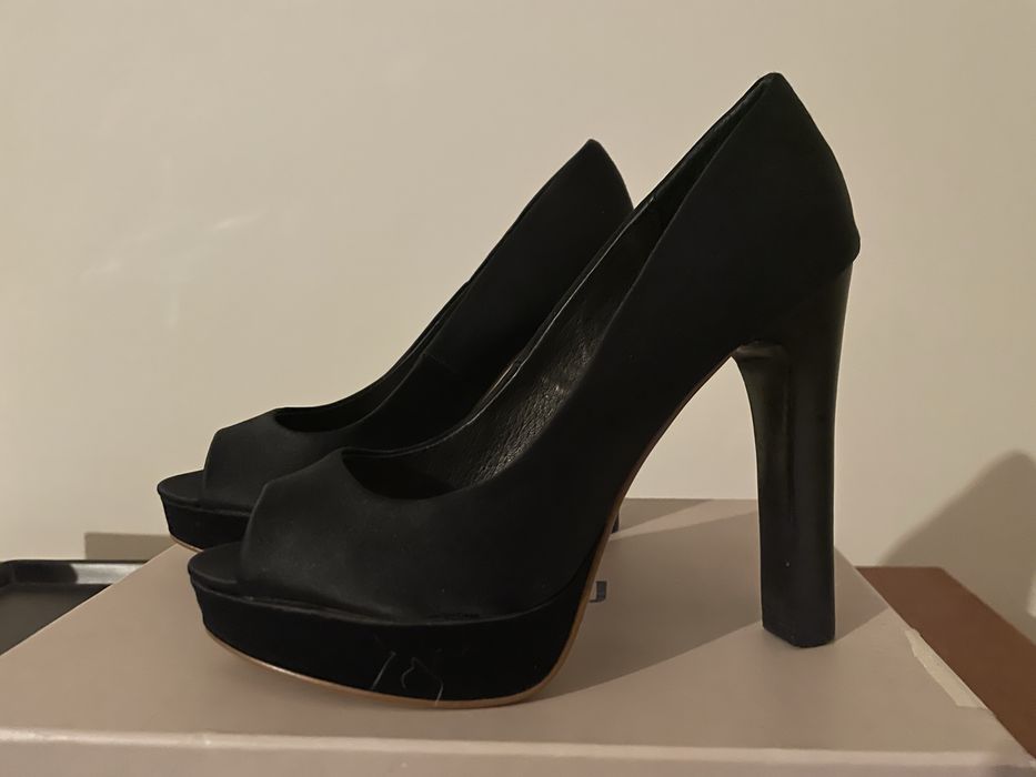 Sapatos pretos abertos à frente