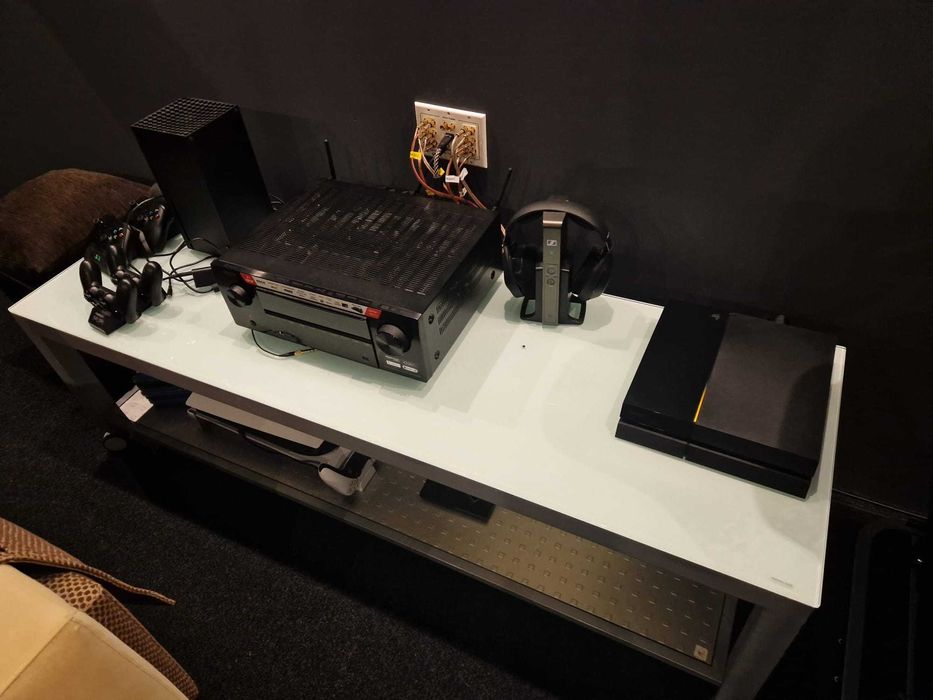 Móvel de TV em vidro e alumínio