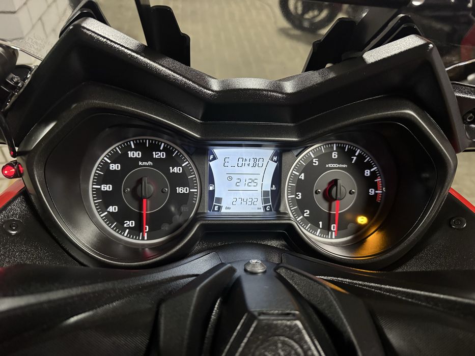 Японский скутер Yamaha X Max 250. 2021
