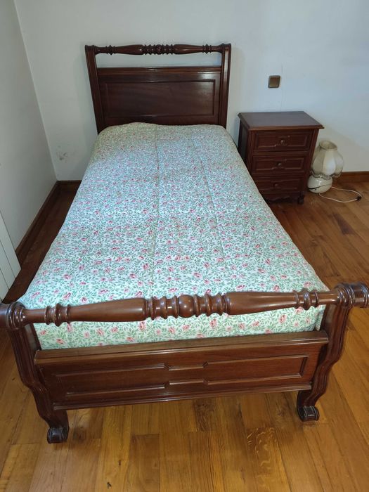 Camas de Solteiro e Mesinhas