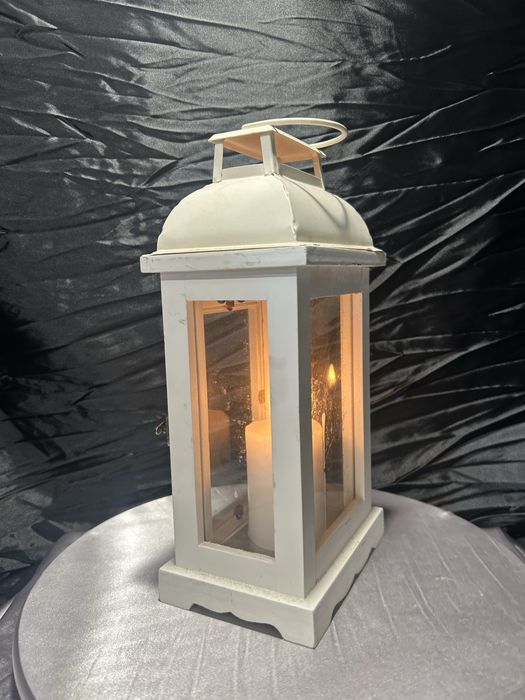 Biały lampion wiszący z drewna i szkła – wysokość 33,5 cm