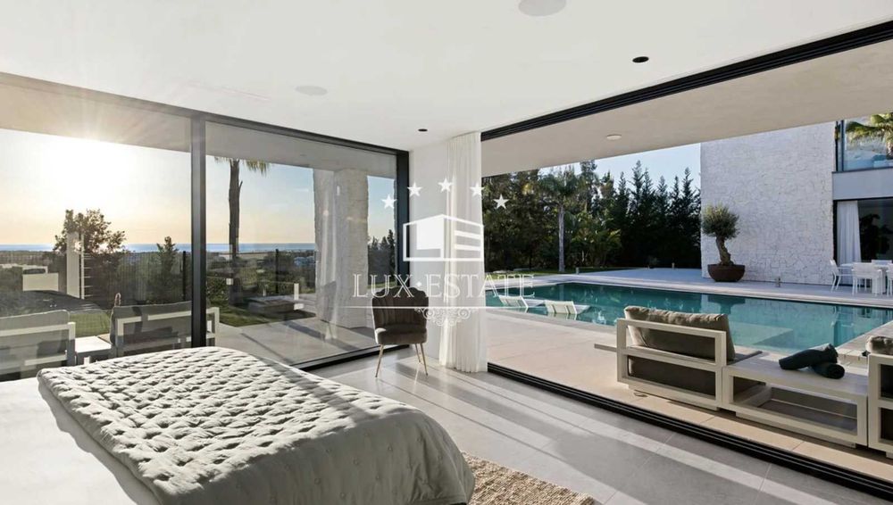 РОЗКІШНА ВІЛЛА НА ПЕРШОЇ ЛІНІЇ  ГОЛЬФ-КЛУБУ В Marbella Spain
