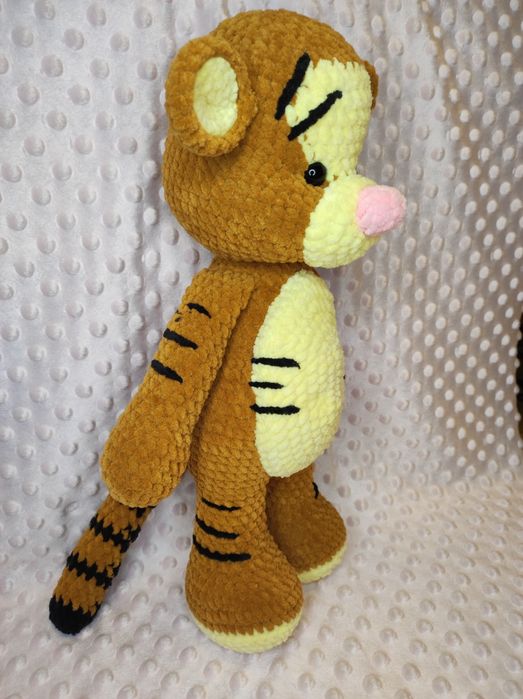 Maskotka Tygrysek na szydełku.