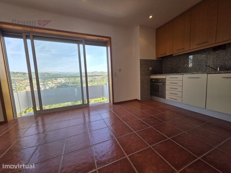 Moderno Apart. T2 com Garagem Box, Varanda Panorâmica e Lareira em ...