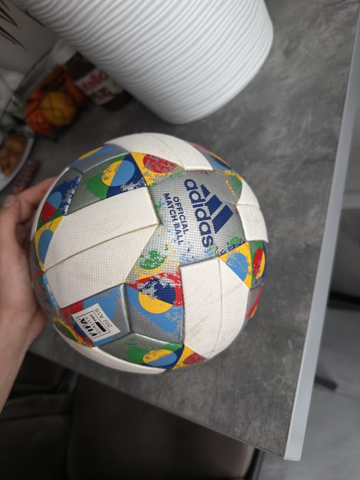 Футбольні мячі adidas