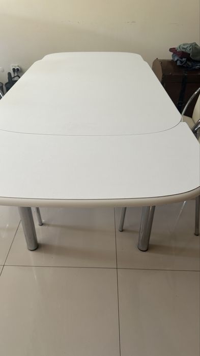 Mesa de cozinha   completa  com cadeiras.