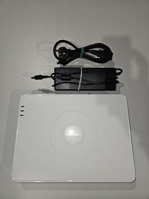 Відеореєстратор Hikvision DS-7104NI-SN/P