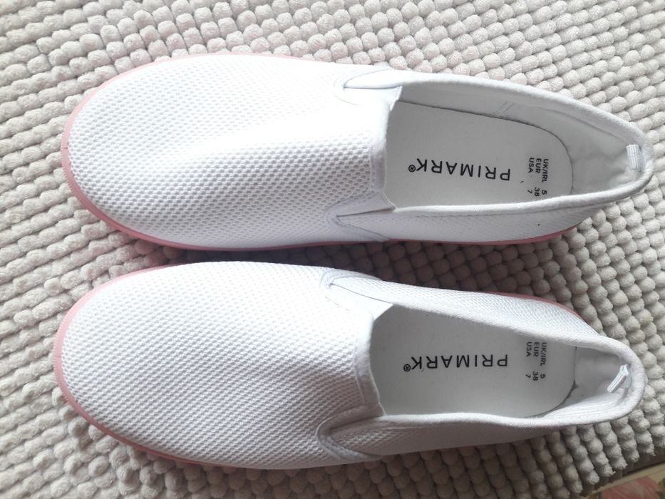 Trampki tenisówki białe podeszwa jasny róż modne w tym sezonie trendy