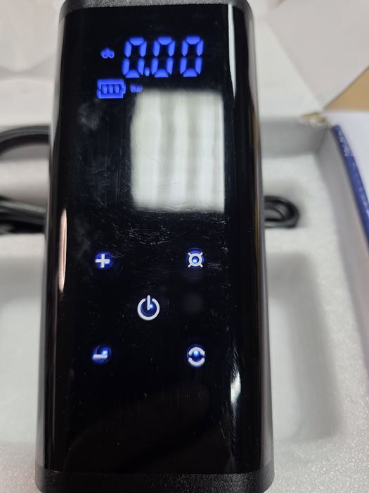 Pompka powietrza -z wbudowanym aku. Auto /motor /rower