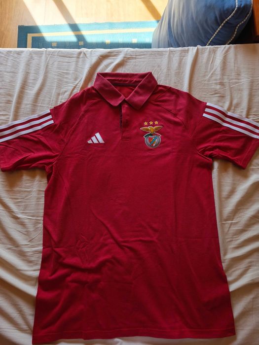 Polos vermelho e cinzento do Benfica