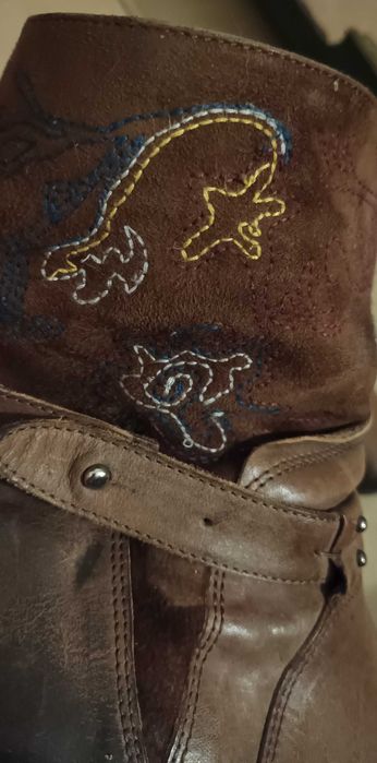 Botas de pele com bordados