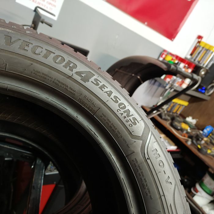 225/55/17 C Sprzedam parę opon całorocznych Goodyear z 2024 roku