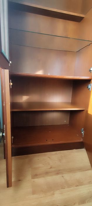 Vendo cristaleira em madeira com portas de vidro