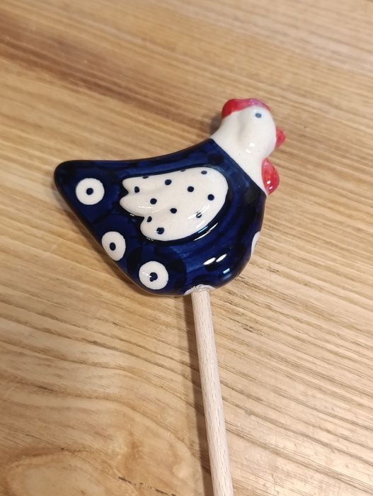 ceramiczna kurka na piku dekoracja ceramika Bolesławiec