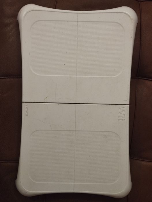 Nintendo Wii com comando acessórios, balança e 3 jogos