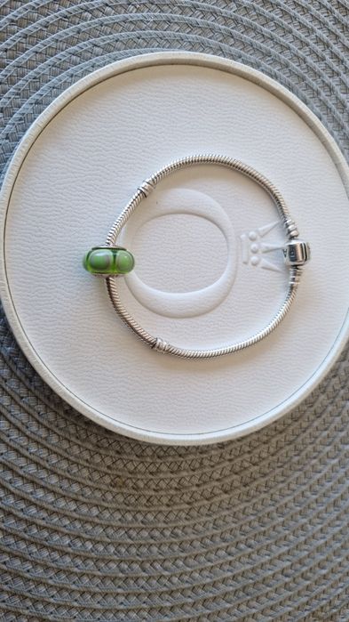 Orginalny jasnozielony charms w kropki szkło Murano do Pandora Moments