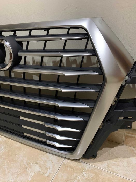 Audi Q7 Grelha 4M