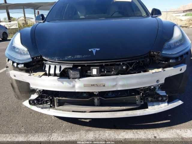 Tesla Model 3 2018 .