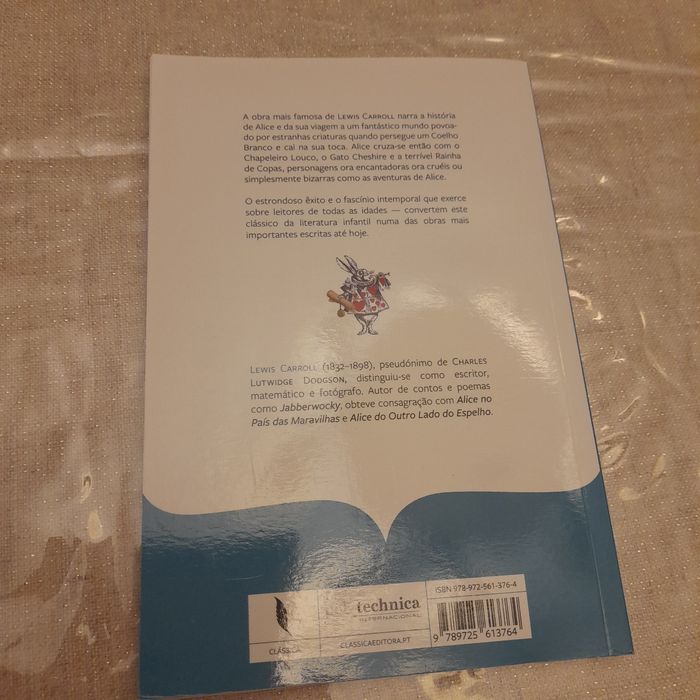 Livro "Alice No País das Maravilhas"