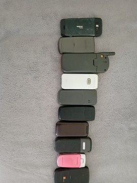 Komplet starych telefonów