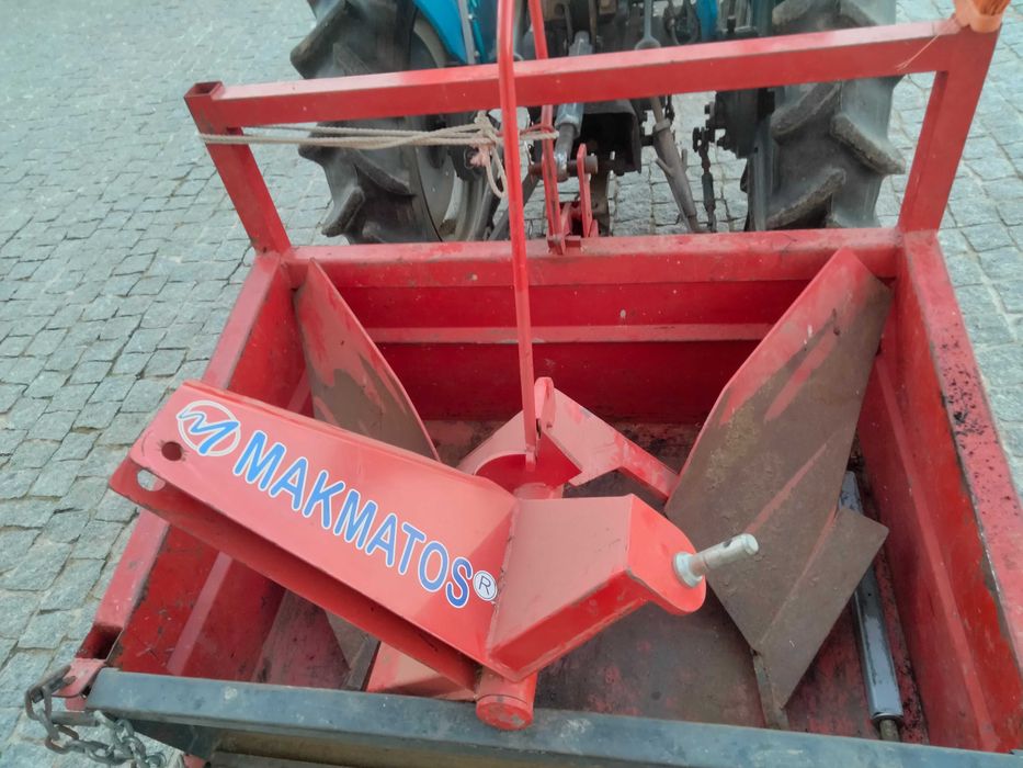 Trator Mitsubishi sem matrícula com alfaias