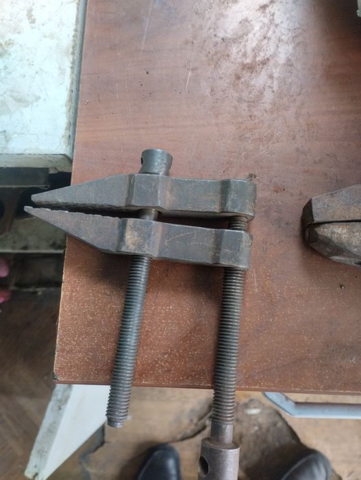 Продам дві струбцини