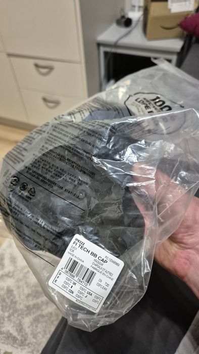 Nowa czapka z daszkiem Adidas