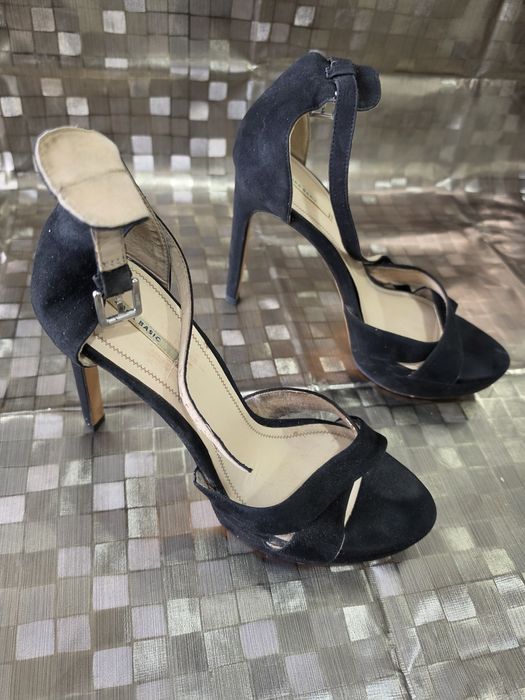 Sandálias de salto alto pretas da marca Zara Basic com tiras cruzadas e fecho no tornozelo