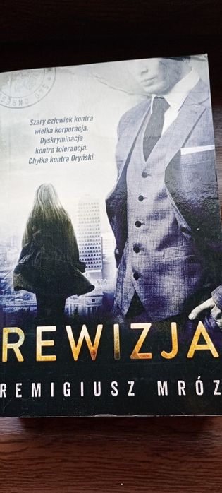 Rewizja . Remigiusz Mróz. Kryminał.