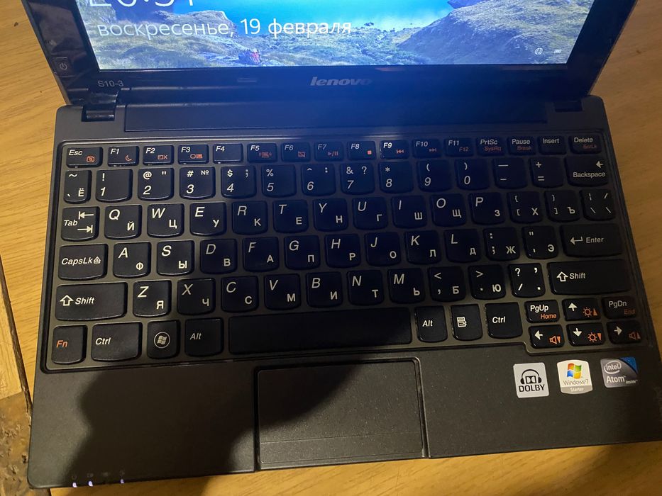 нетбук lenovo S10-3 як новий.