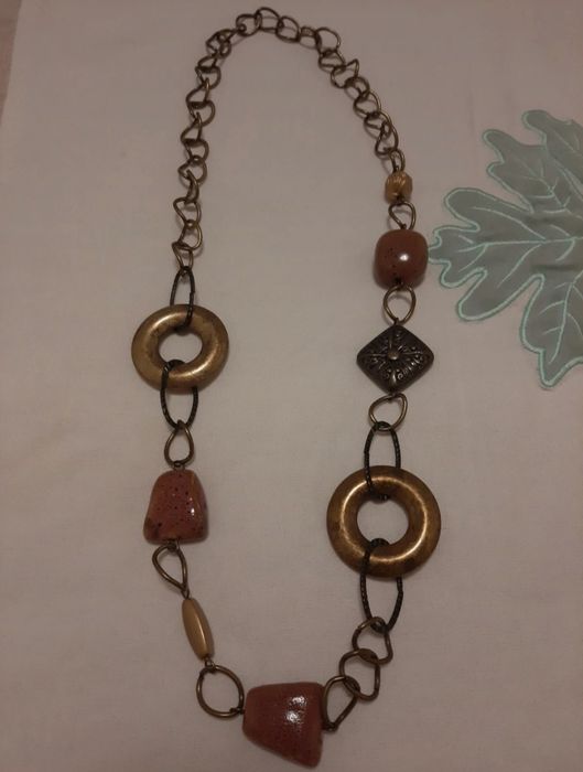 Colar em metal com pedras